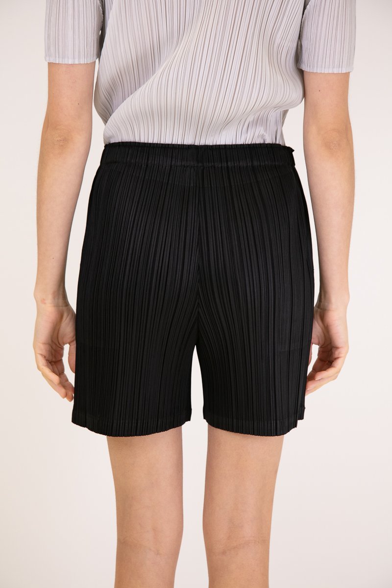 ショートパンツ ISSEY MIYAKE Women Shorts Burmudas IM56KF85615 Black Issey Miyake Pleats Please Shorts - Black | Garmentory