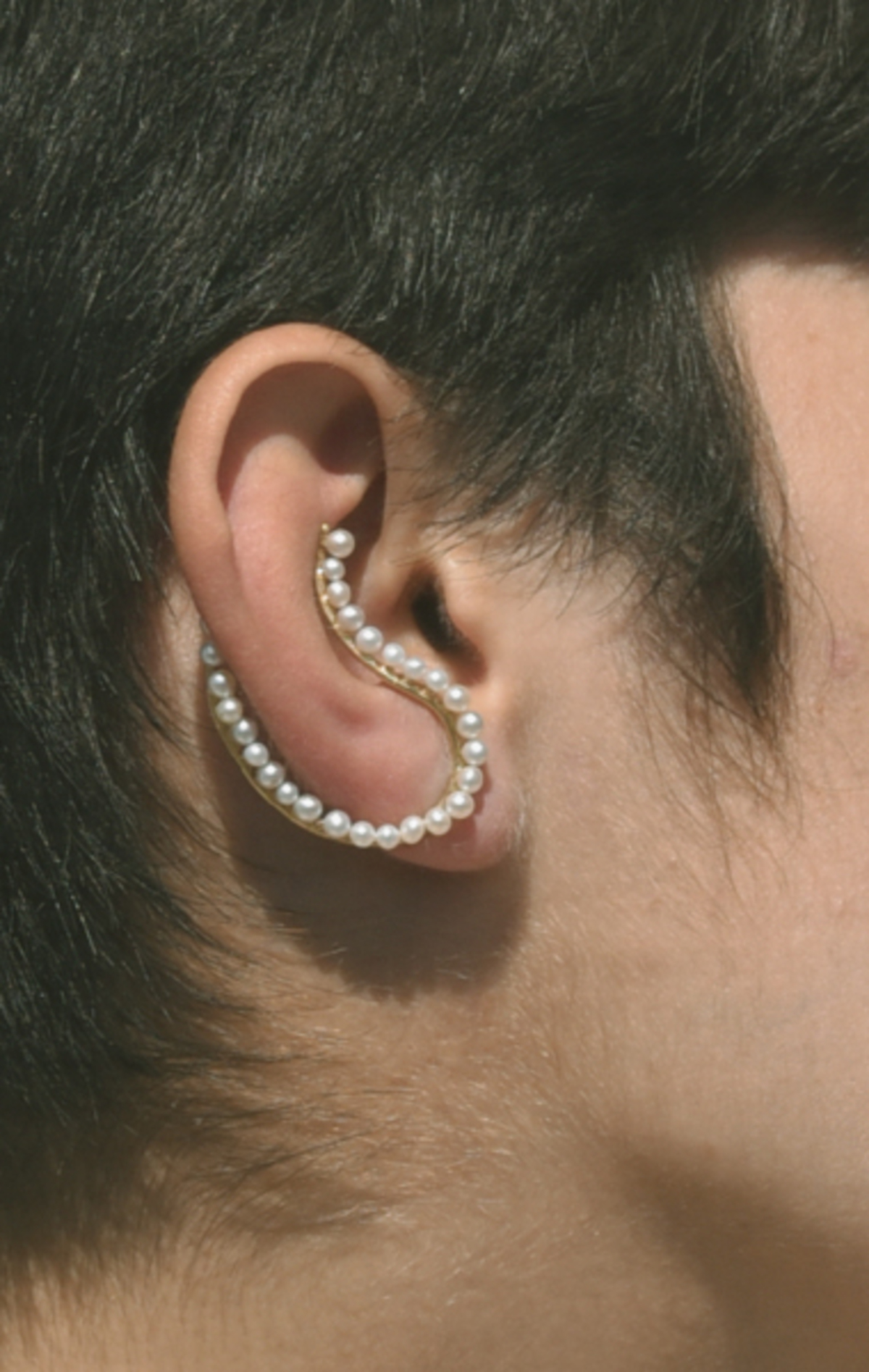 Beatriz Palacios Curved Pearl Earring - Gold Vermeil/Freshwater Pearl - Image 3 of 3