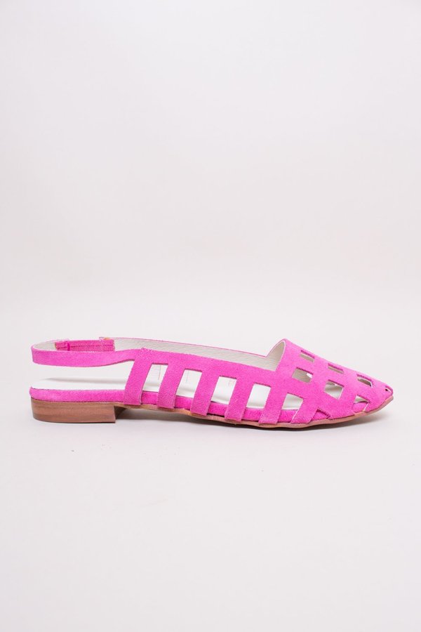 "INTENTIONALLY __________." Sienna Flat "INTENTIONALLY __________." Sienna Flat