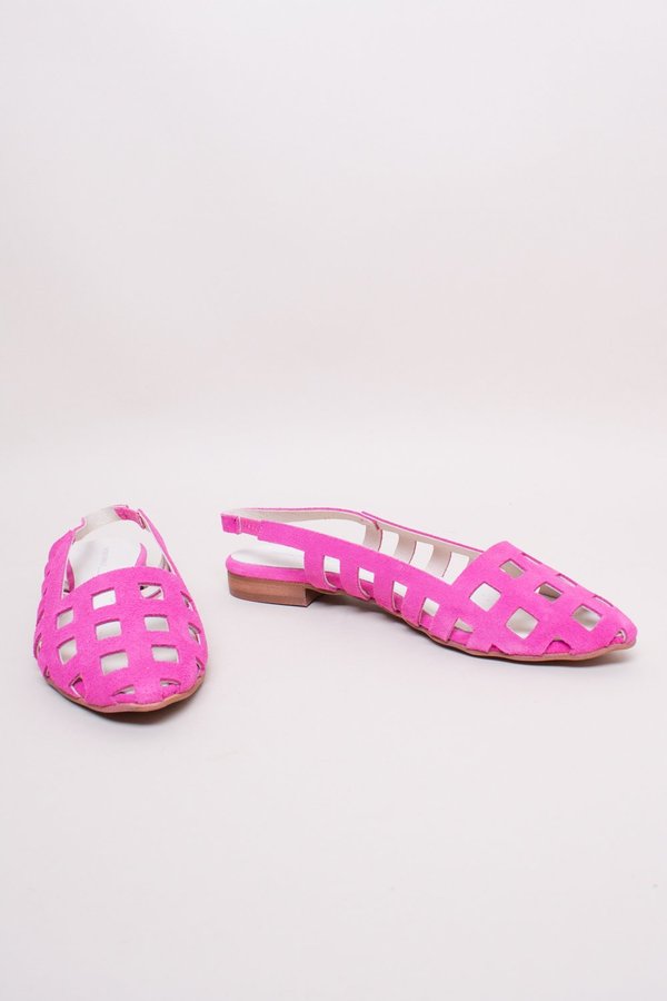 "INTENTIONALLY __________." Sienna Flat "INTENTIONALLY __________." Sienna Flat