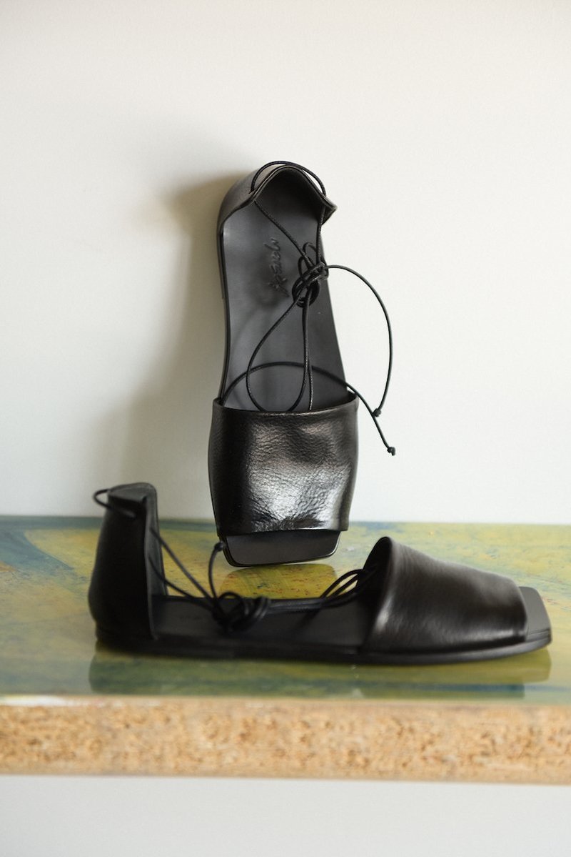 サンダル・ミュール MARSELL Women Sandals MW8000 091 666 Black Women's Black Leather Sandal Traccia - Marsèll