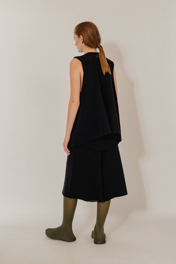 Oyuna Menna Knitted Sleeveless Jacket - Star Black Oyuna Menna Knitted Sleeveless Jacket - Star Black