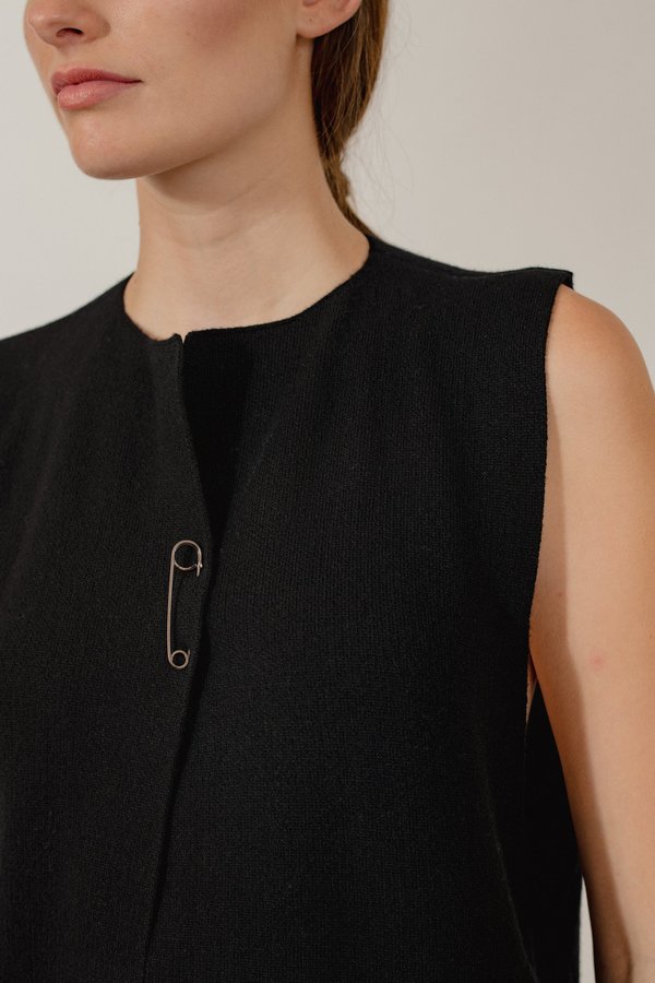 Oyuna Menna Knitted Sleeveless Jacket - Star Black Oyuna Menna Knitted Sleeveless Jacket - Star Black