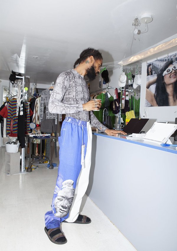 PRONOUNCE TERRA-COTTA WARRIORS Print straight trousers - blue/white PRONOUNCE TERRA-COTTA WARRIORS Print straight trousers - blue/white
