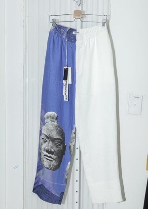 PRONOUNCE TERRA-COTTA WARRIORS Print straight trousers - blue/white PRONOUNCE TERRA-COTTA WARRIORS Print straight trousers - blue/white