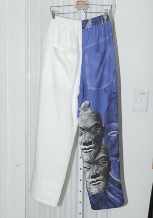 PRONOUNCE TERRA-COTTA WARRIORS Print straight trousers - blue/white PRONOUNCE TERRA-COTTA WARRIORS Print straight trousers - blue/white