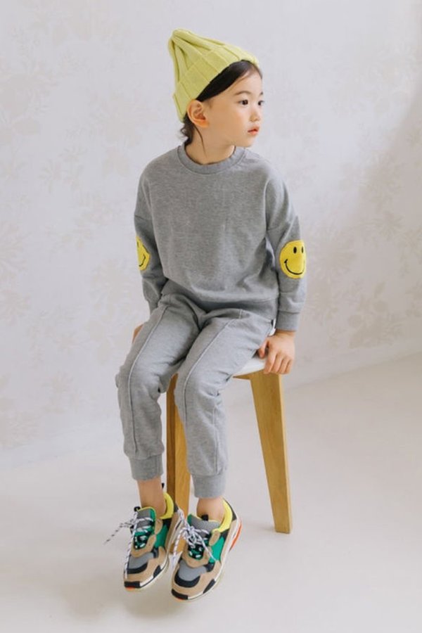 Kids Korean Collective SMILEY PATCH SWEATSUIT - GREY Kids Korean Collective SMILEY PATCH SWEATSUIT - GREY