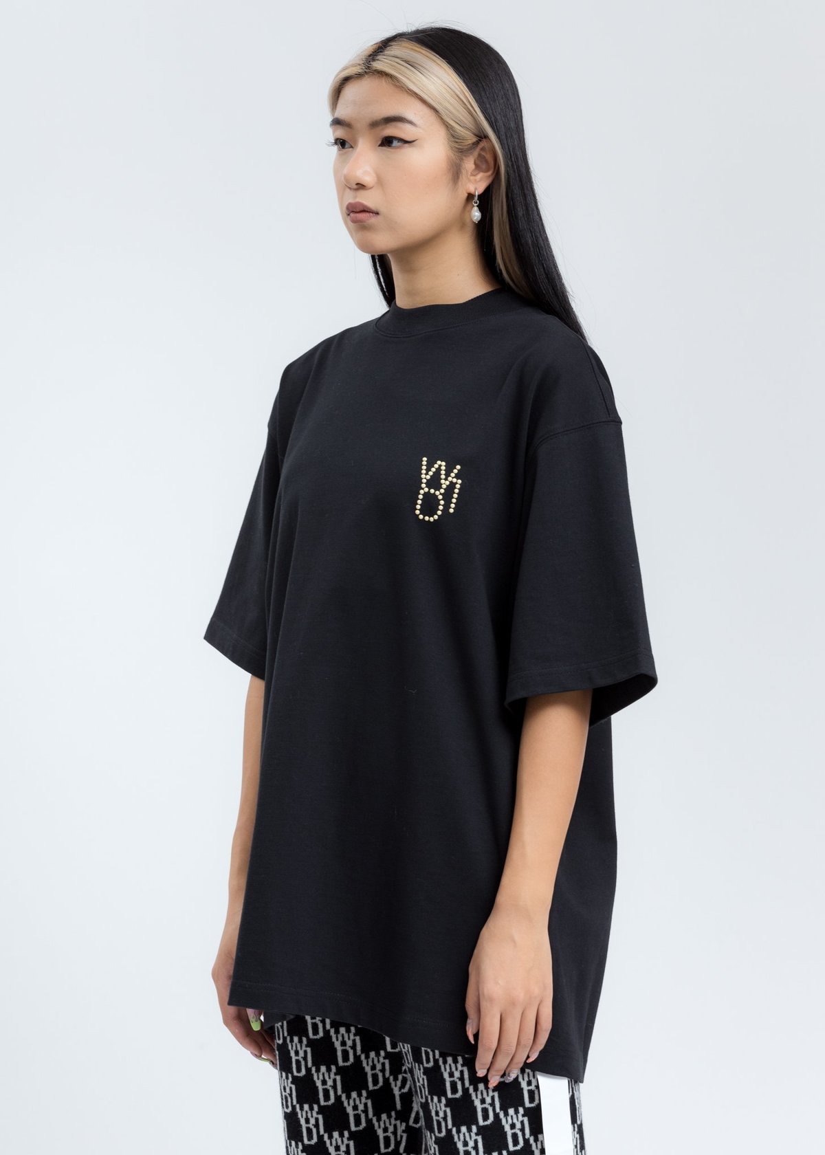 we11done Pearl Logo T-Shirt - Black | Garmentory