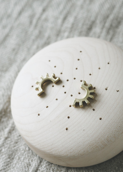 Tiro Tiro Ojo Earrings in Brass Tiro Tiro Ojo Earrings in Brass