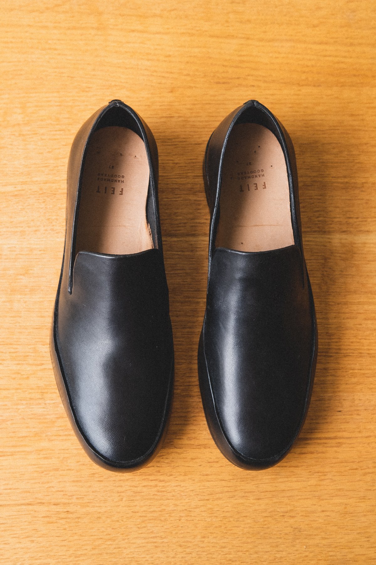 【革靴 女性25cm】FEIT HAND SEWN SLIPPER FEIT HAND SEWN SLIPPER - Black | Garmentory