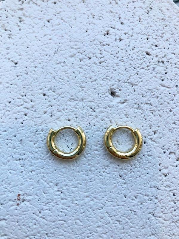 Machete Perfect Huggies Earrings - Gold Machete Perfect Huggies Earrings - Gold
