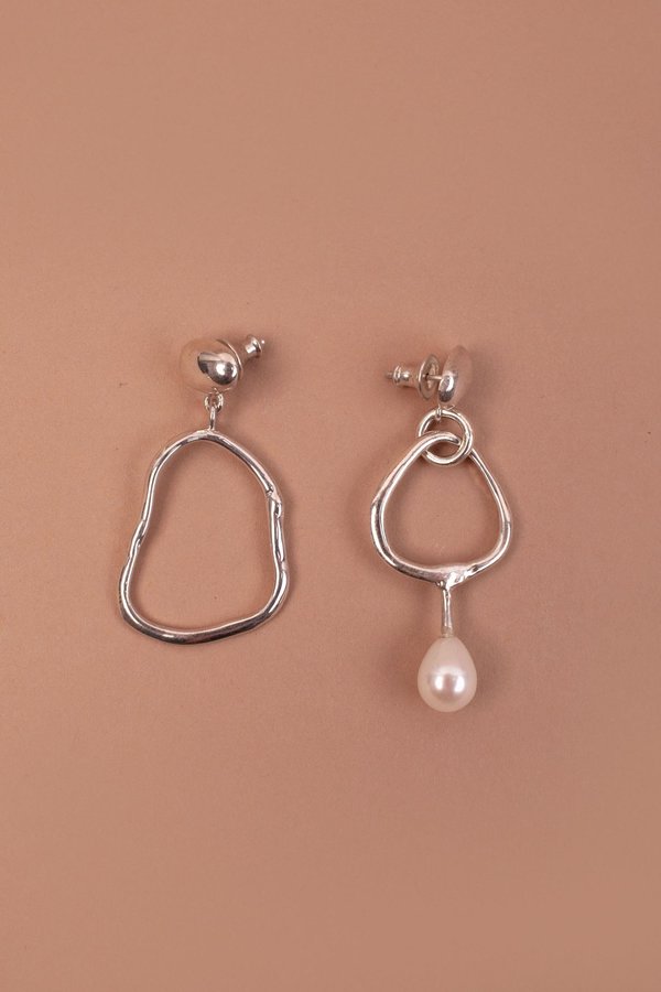 ⭐︎MHQ⭐︎【DEPT】Mondo Mondo TOYEN EARRINGS Mondo Mondo Toyen Earrings | Garmentory