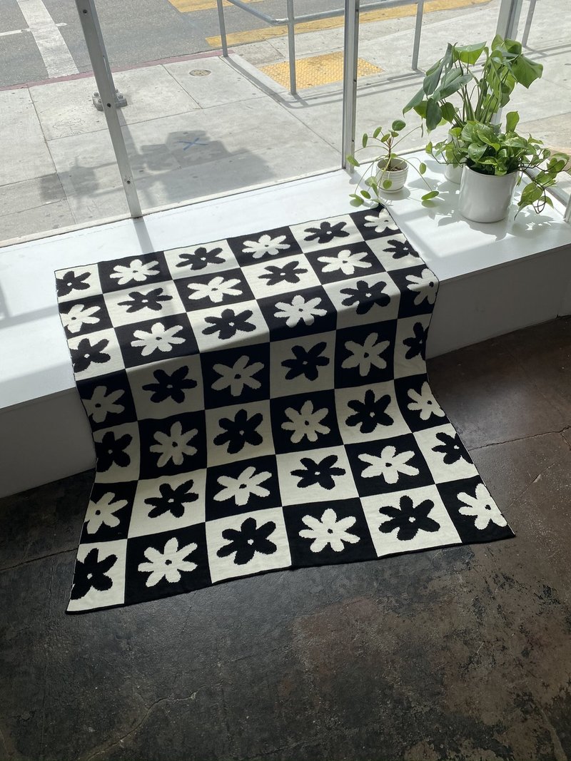 Lisa Says Gah Heidi Throw Blanket - Black Daisy Check | Garmentory 