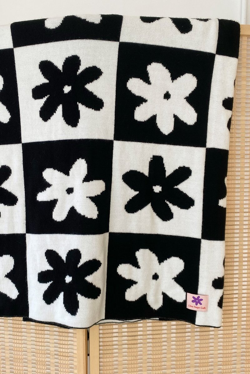 Lisa Says Gah Heidi Throw Blanket - Black Daisy Check | Garmentory 