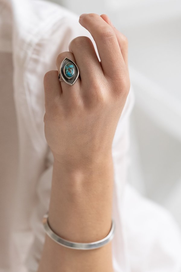 Vintage 1960's NAVAJO EYE SHAPED TURQUOISE RING - STERLING SILVER Vintage 1960's NAVAJO EYE SHAPED TURQUOISE RING - STERLING SILVER