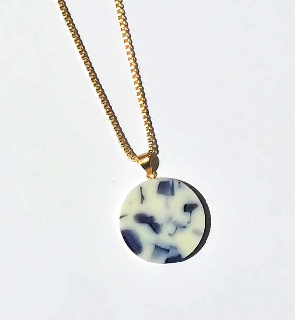 MATTER MATTERS Circle Necklace - Gold Plated/Snow MATTER MATTERS Circle Necklace - Gold Plated/Snow