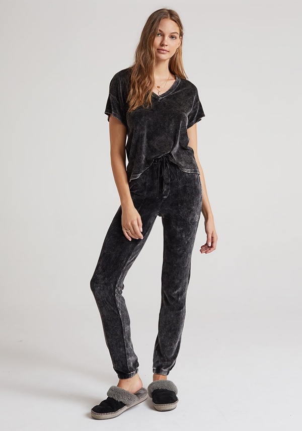 Bella Dahl Relaxed Velour Jogger - Vintage Black Bella Dahl Relaxed Velour Jogger - Vintage Black