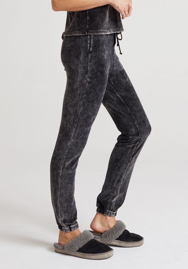 Bella Dahl Relaxed Velour Jogger - Vintage Black Bella Dahl Relaxed Velour Jogger - Vintage Black