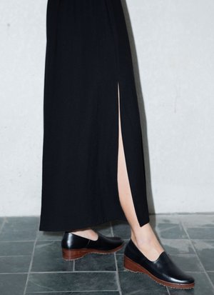 KAAREM Tu Sa Wide Leg Split Leg Pocket Pant w/ Elastic - Black KAAREM Tu Sa Wide Leg Split Leg Pocket Pant w/ Elastic - Black