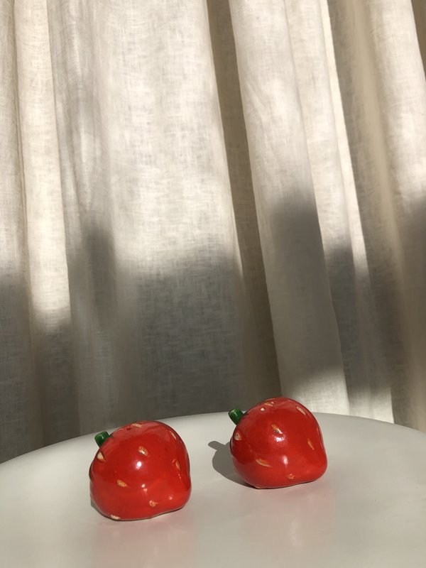 VINTAGE Ri-Ri-Ku STRAWBERRY S&P SHAKERS - red VINTAGE Ri-Ri-Ku STRAWBERRY S&P SHAKERS - red