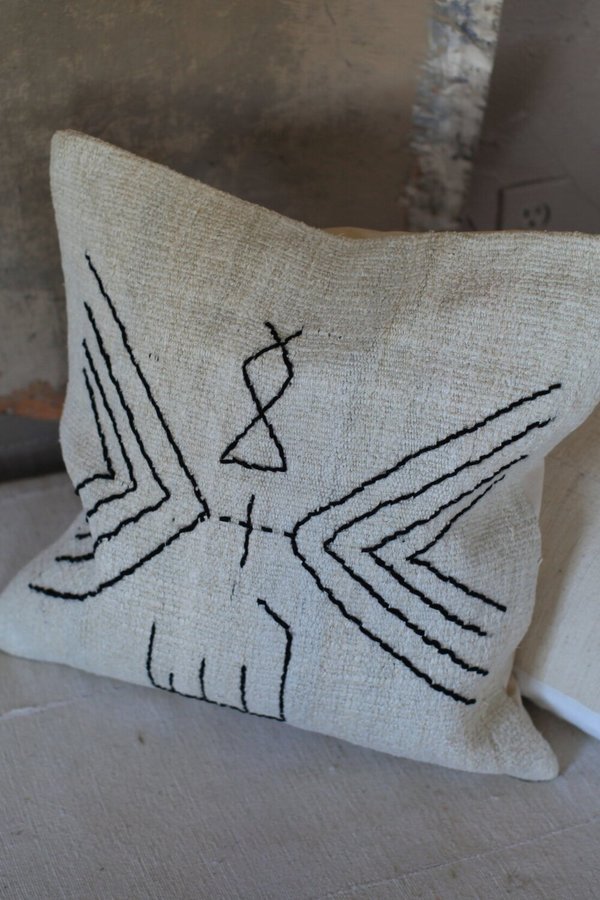 nomad collective Hand-stitched Turkish Kilim Pillow - Natural/black nomad collective Hand-stitched Turkish Kilim Pillow - Natural/black