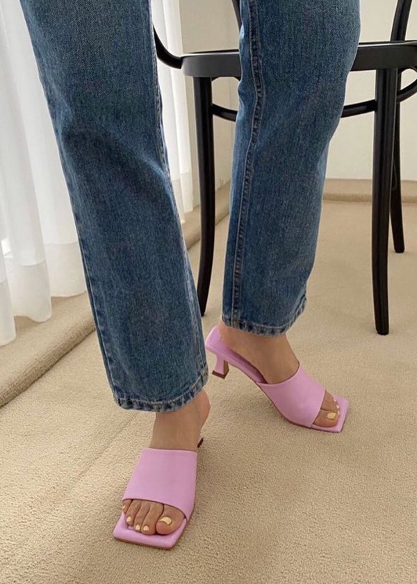 W A N T S Lia Mule W A N T S Lia Mule
