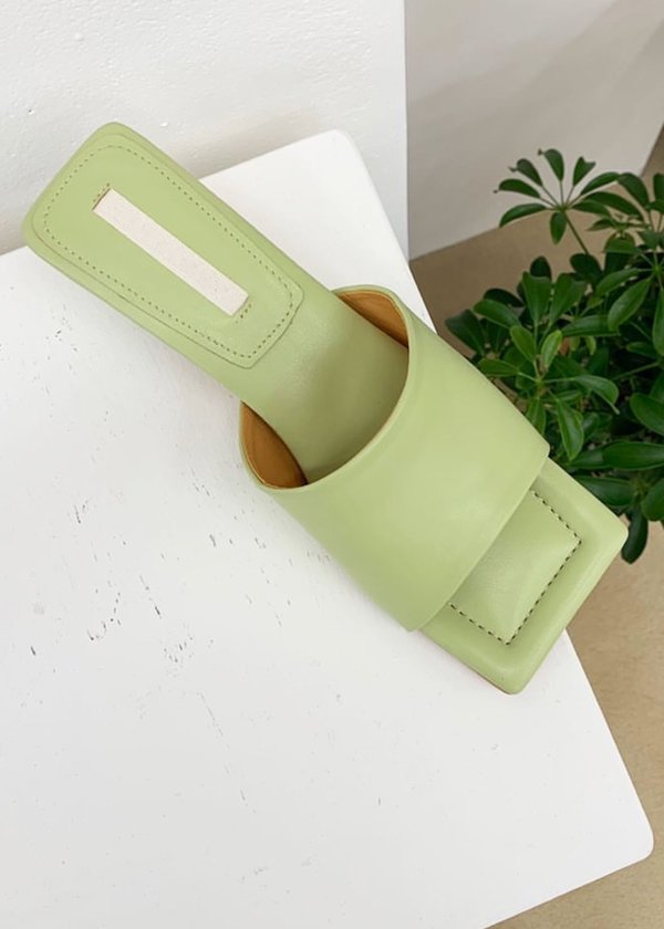 W A N T S Lia Mule W A N T S Lia Mule