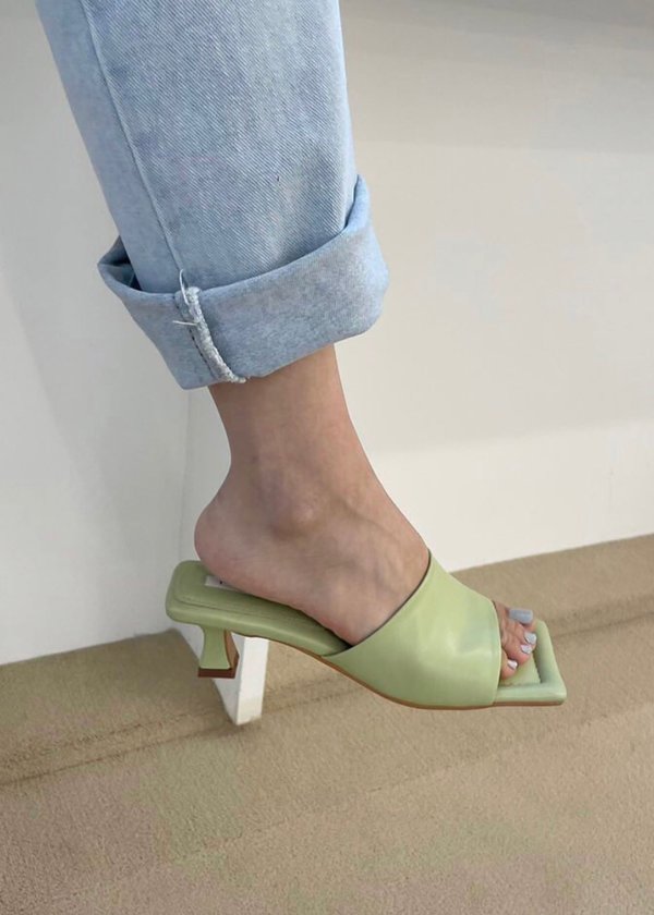 W A N T S Lia Mule W A N T S Lia Mule