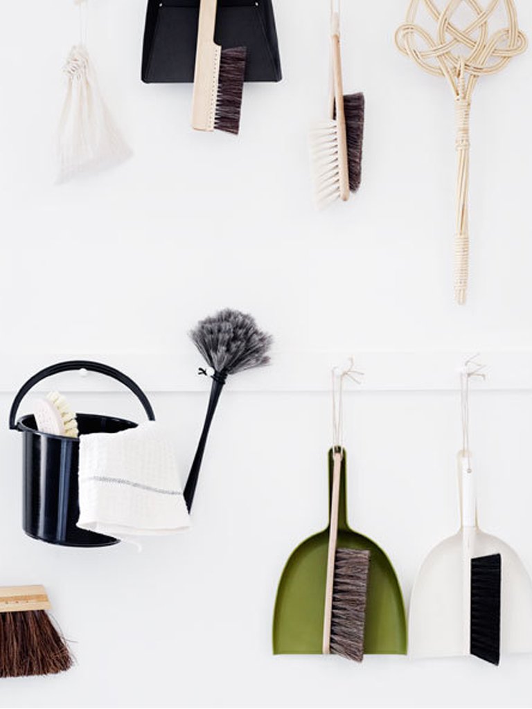 Iris Hantverk Dustpan & Brush Set Black & Beech Garmentory