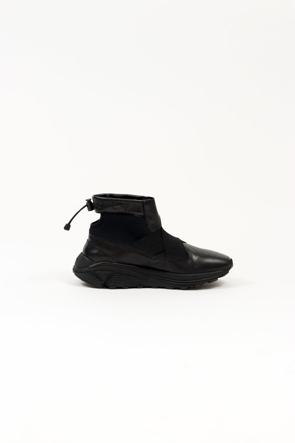 Guillermo Bravo "La Pola" High-Top, All Black. Guillermo Bravo "La Pola" High-Top, All Black.