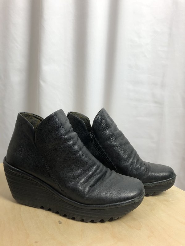 Fly London Black Ankle Booties (8/38) Fly London Black Ankle Booties (8/38)