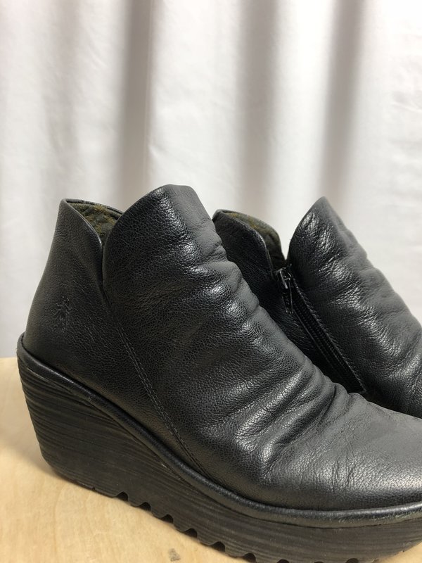 Fly London Black Ankle Booties (8/38) Fly London Black Ankle Booties (8/38)