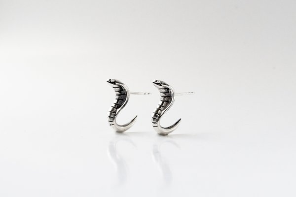 Black Daisies Les Charmeuses Earring - Sterling Silver Black Daisies Les Charmeuses Earring - Sterling Silver