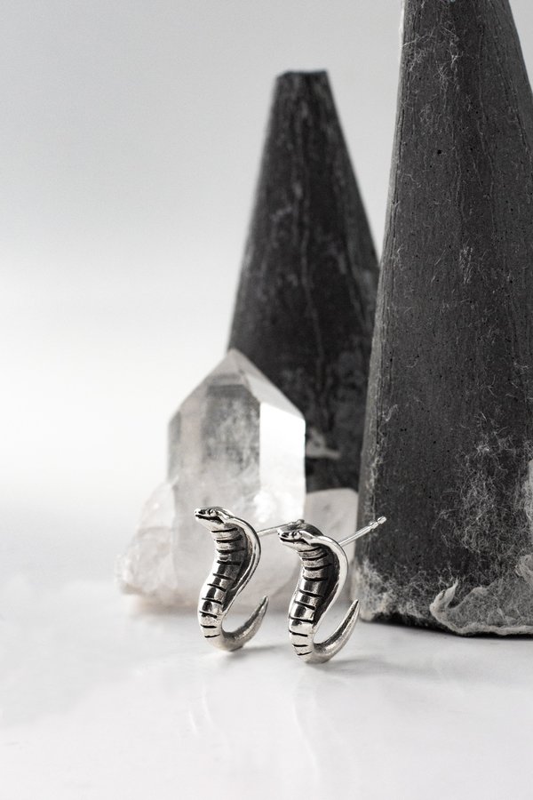 Black Daisies Les Charmeuses Earring - Sterling Silver Black Daisies Les Charmeuses Earring - Sterling Silver