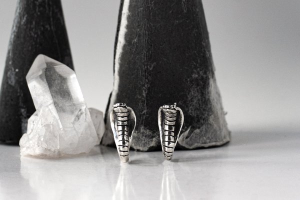 Black Daisies Les Charmeuses Earring - Sterling Silver Black Daisies Les Charmeuses Earring - Sterling Silver