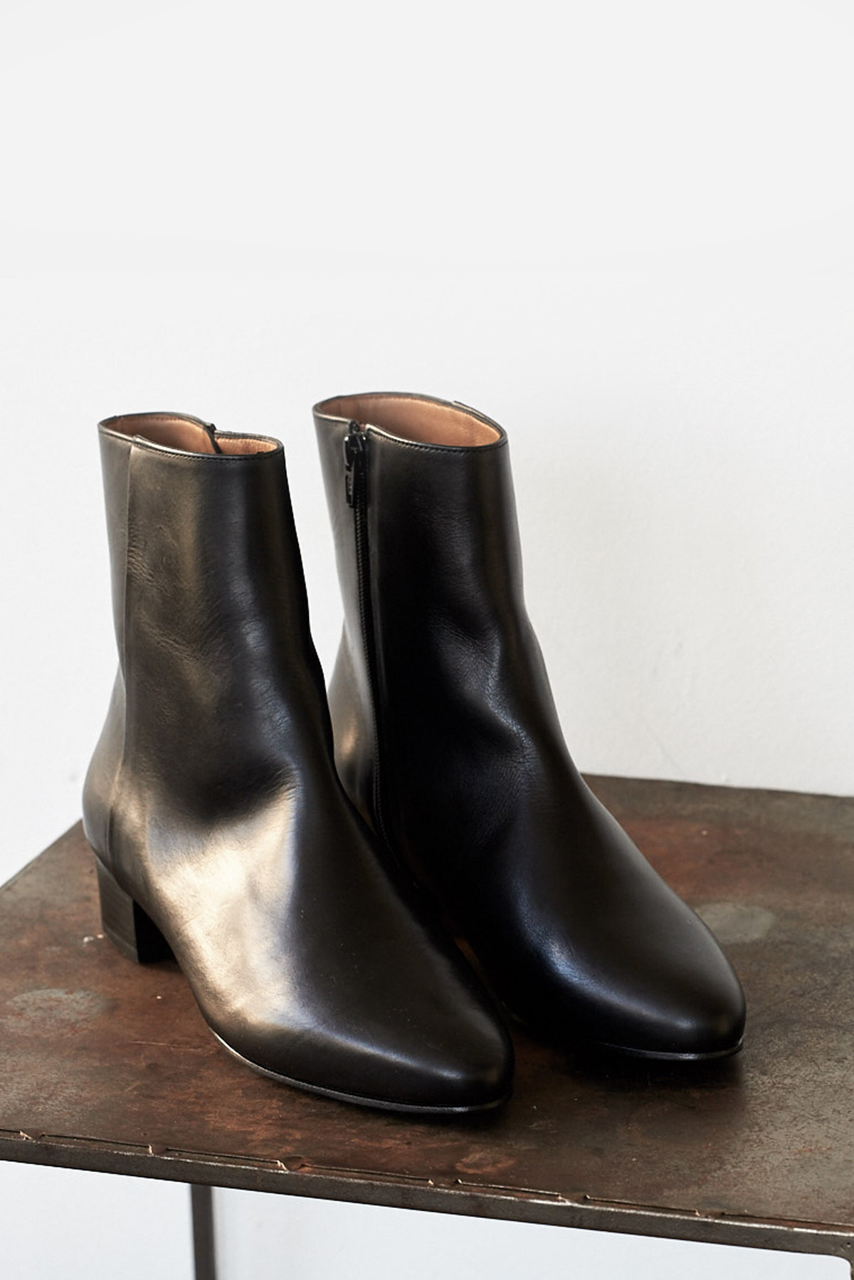 靴 ANNE THOMAS LEATHER GATHER SHORT BOOTS black-leather-anne-thomas-
