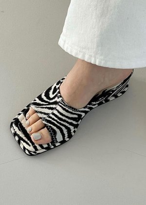 W A N T S Lisa Wedge W A N T S Lisa Wedge