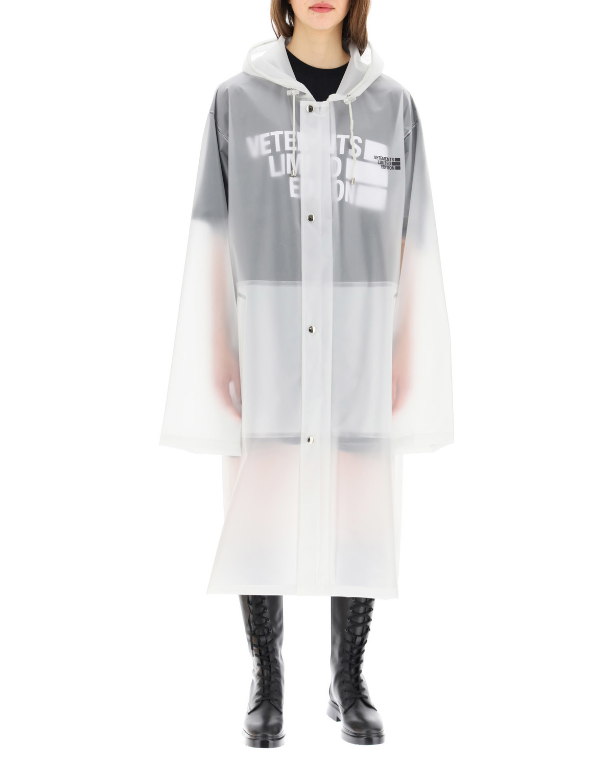 コート VETEMENTS FW23 MONOGRAM RAINCOAT (UE54CO120B BLACK WHITE) Buy Vetements Logo Raincoat 'Black' - UAH21JA025 BLAC | GOAT