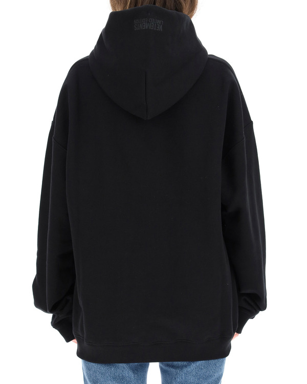 【関税込み】VETEMENTS ブラック Limited Edition Logo フーディ VETEMENTS ロゴ パーカー | ブラック | FARFETCH JP
