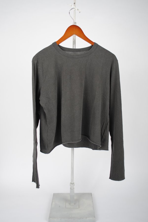 The Great. The Long Sleeve Crop Tee - Washed Black The Great. The Long Sleeve Crop Tee - Washed Black