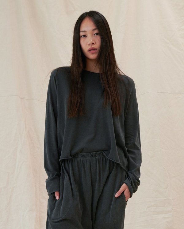 The Great. The Long Sleeve Crop Tee - Washed Black The Great. The Long Sleeve Crop Tee - Washed Black