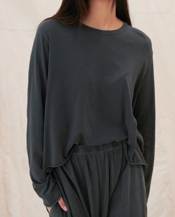 The Great. The Long Sleeve Crop Tee - Washed Black The Great. The Long Sleeve Crop Tee - Washed Black