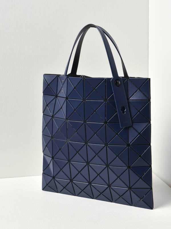 【未使用級】BAO BAO LUCENT MATTE トートバッグ ネイビー BAO BAO ISSEY MIYAKE LUCENT MATTE TOTE - NAVY | Garmentory