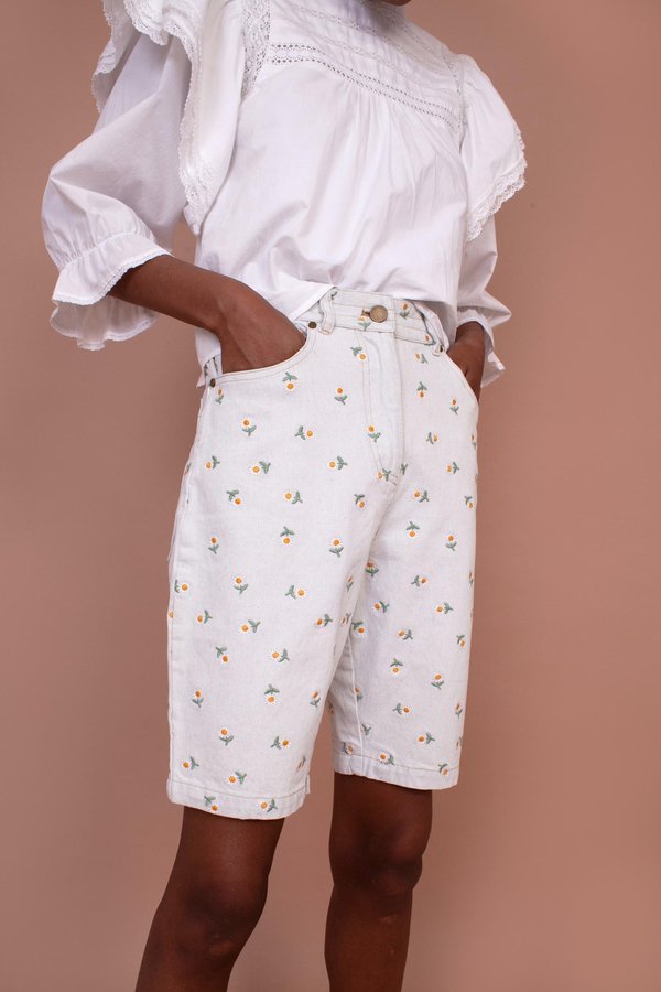 Meadows Begonia Shorts - White/Daisy Embroidery Meadows Begonia Shorts - White/Daisy Embroidery