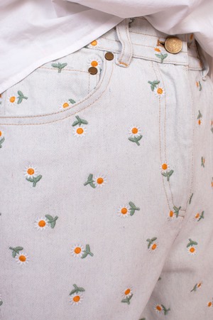 Meadows Begonia Shorts - White/Daisy Embroidery Meadows Begonia Shorts - White/Daisy Embroidery