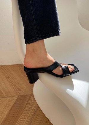 W A N T S Gina Mule W A N T S Gina Mule