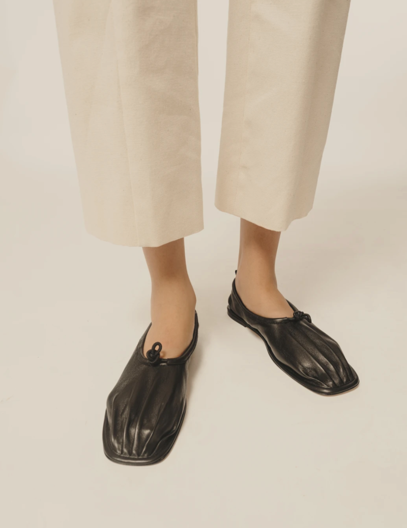 ◆HEREU◆ Puntera Flat Shoes Chestnut WFR21PUNT003CHESTNUT W PUNTERA - Pleated-Toe Pump – Hereu Studio