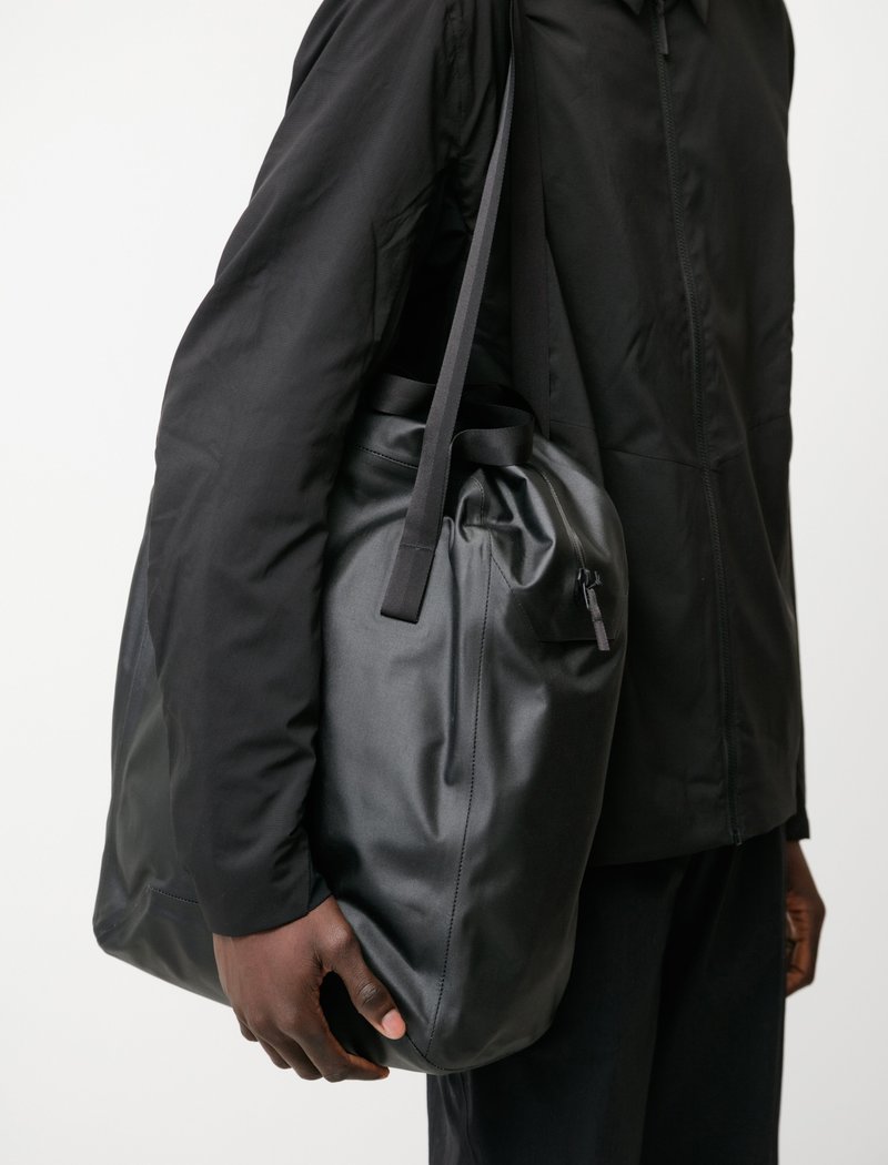 アークテリクス　veilance seque tote VEILANCE Seque Tote - Black | Garmentory