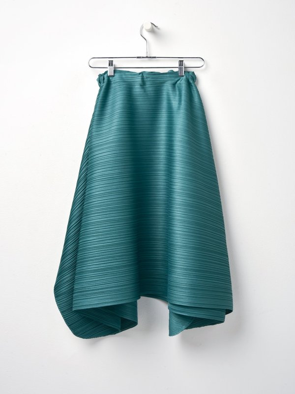 ASYMMETRIC PLEATED SKIRT_LEAF GREEN ASYMMETRIC PLEATED SKIRT_LEAF GREEN