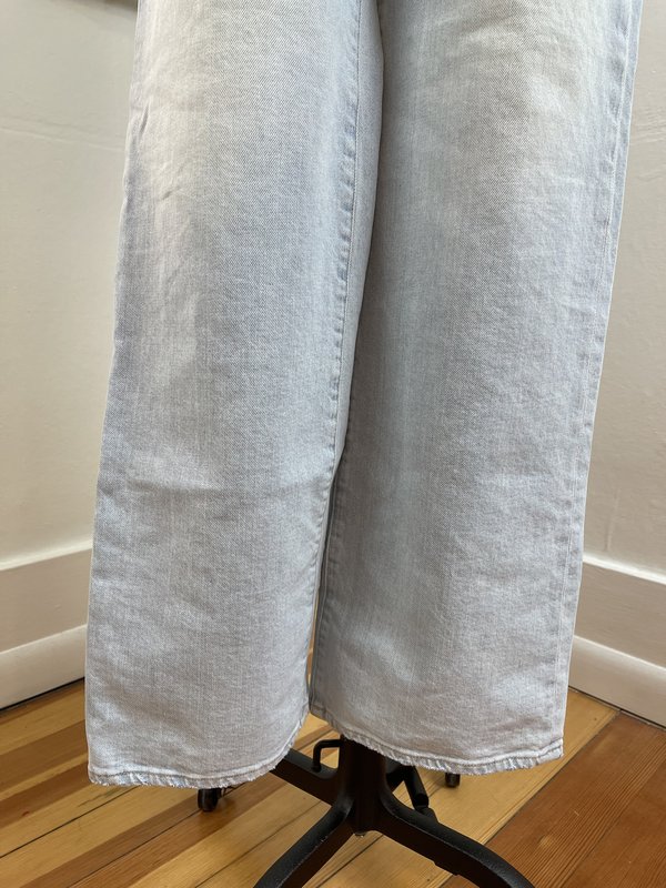 Frame Denim "Le California Jean" Light Wash Denim (26) Frame Denim "Le California Jean" Light Wash Denim (26)